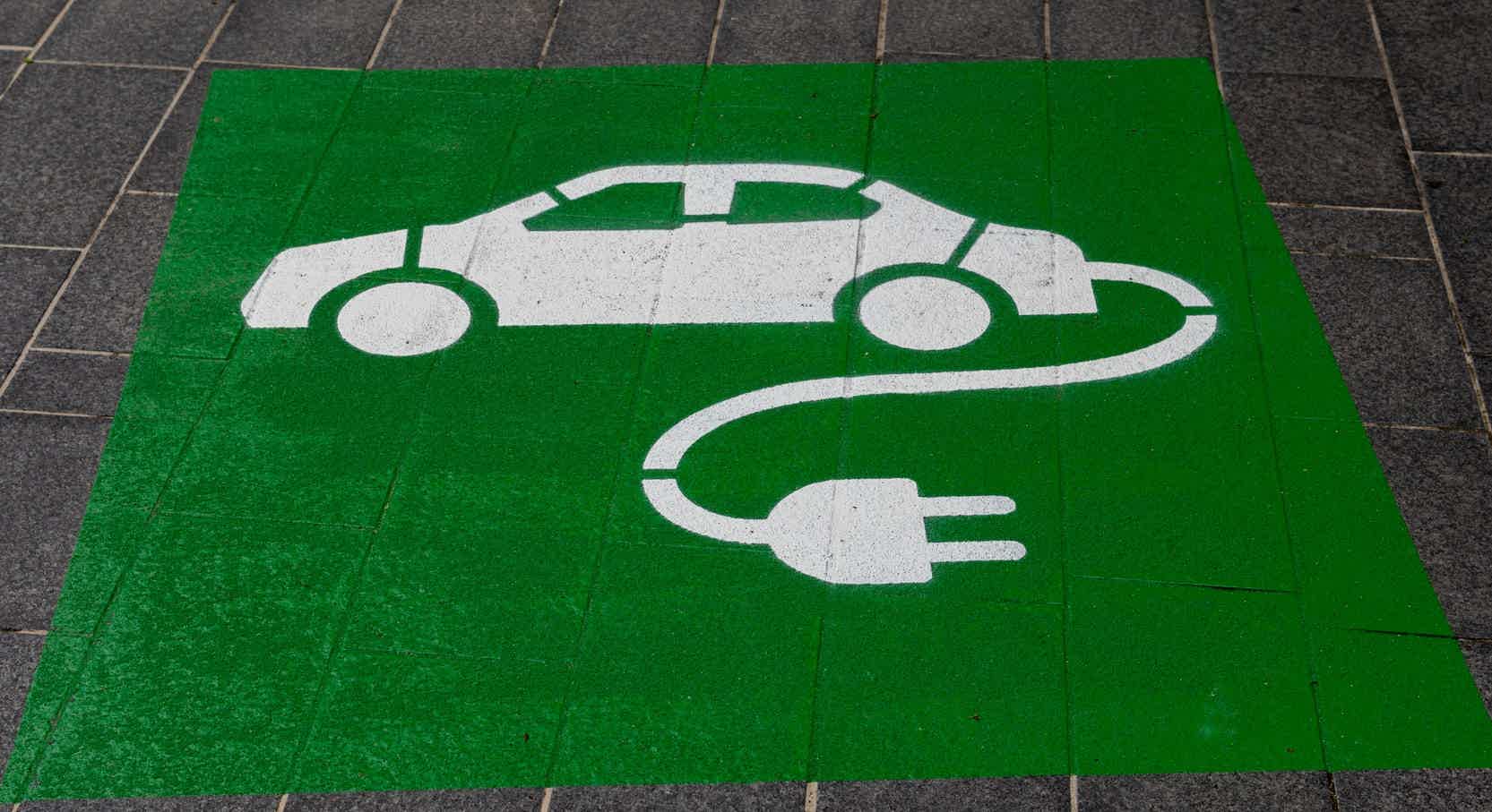 sinalização verde no chão de recarga de carro elétrico