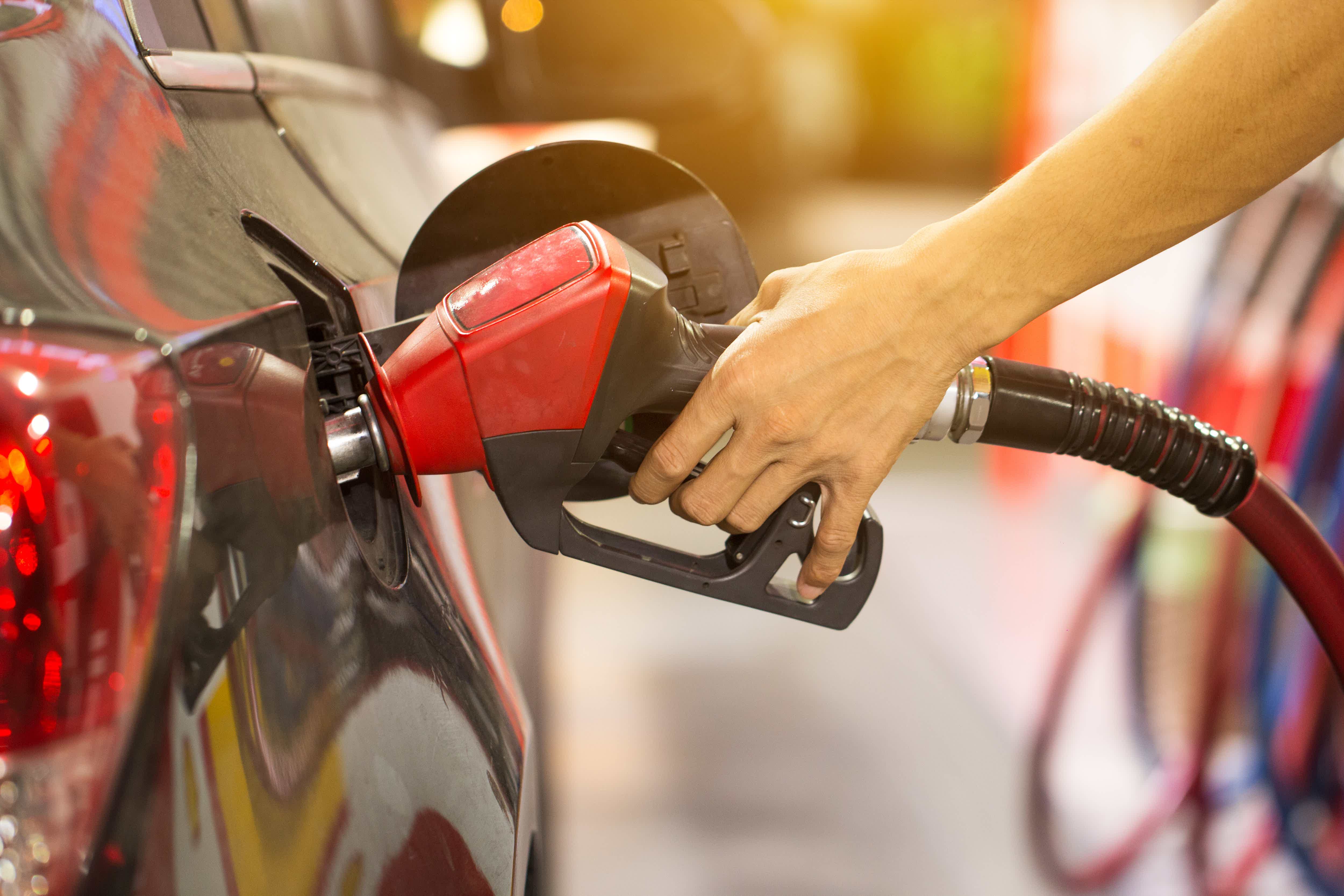 Find the best cash back cards for gas purchases! Source: Adobe Stock