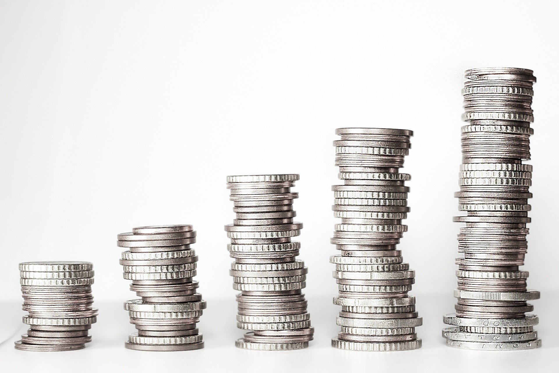 5 pilhas de moedas em ordem crescente. Fonte: Pixabay