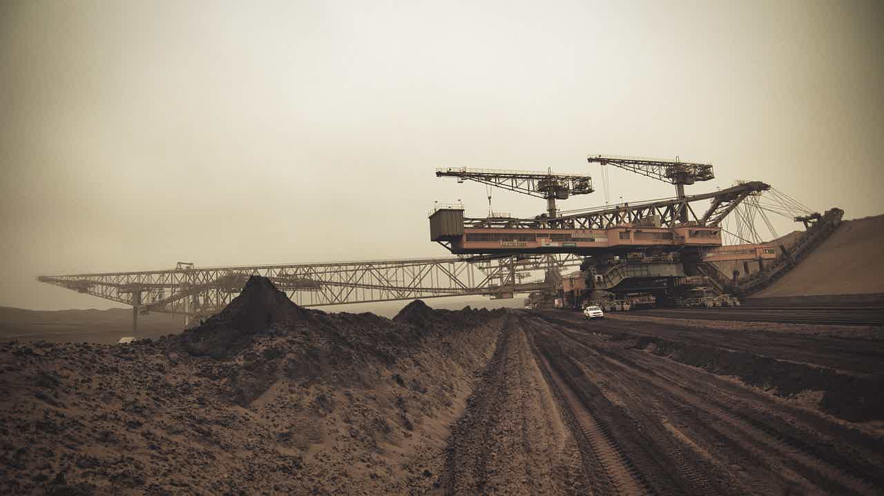 Extração de minério de ferro, uma das principais commodities. Fonte: Pixabay.