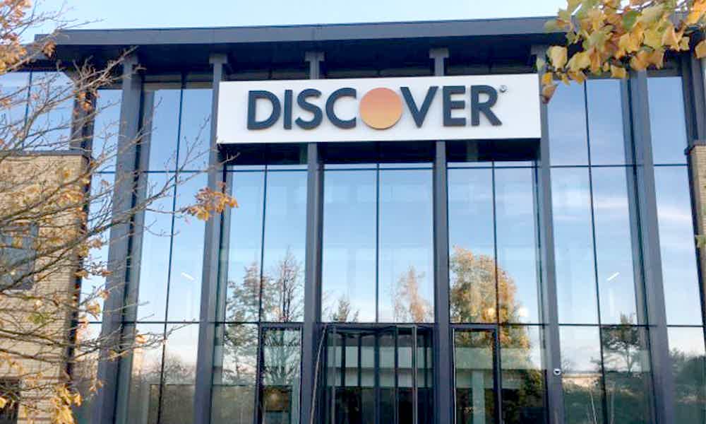 Prédio com fachada com logo Discover