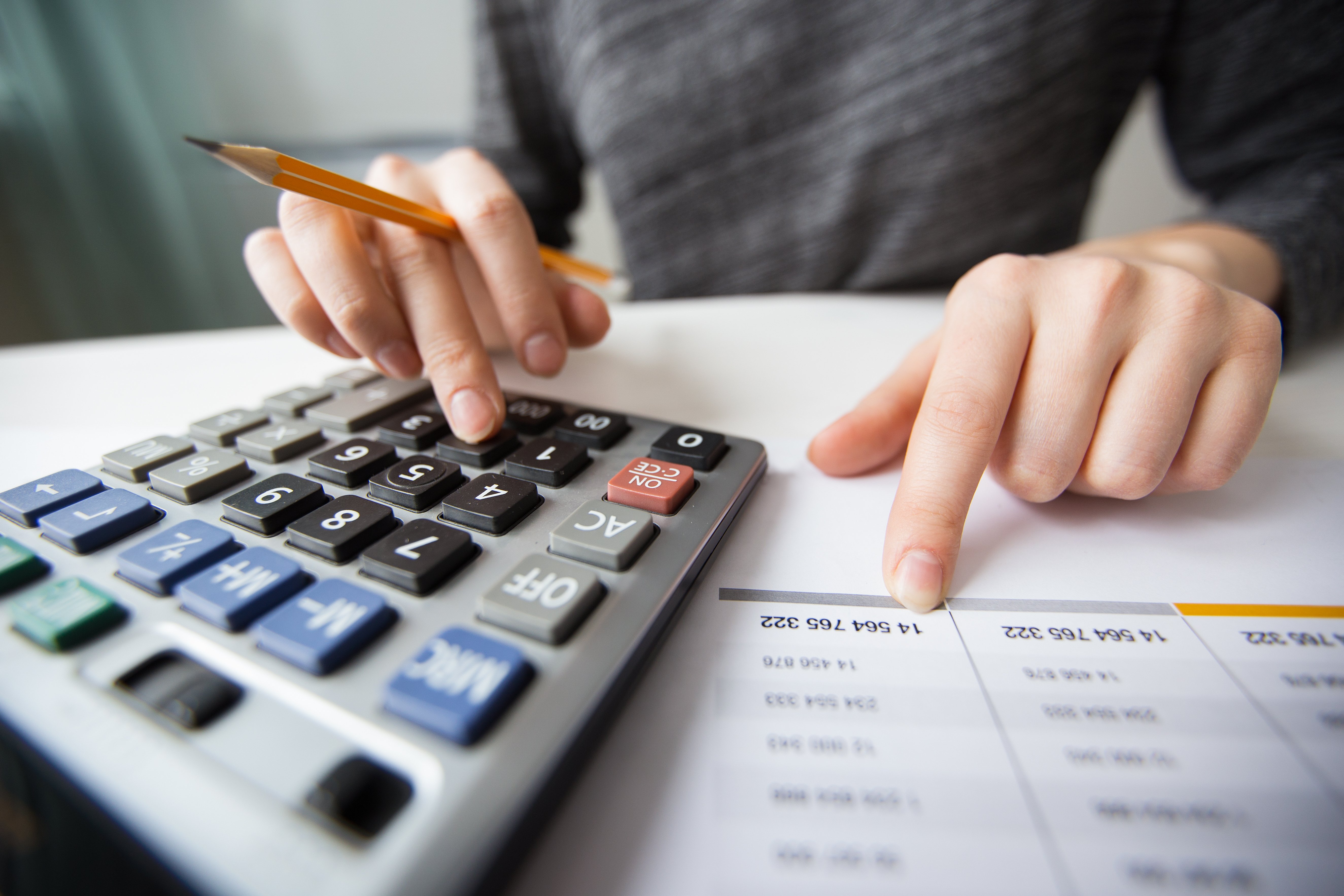 Primeiramente, calcular seus gastos auxilia na hora de ver o valor do empréstimo. Fonte: Freepik