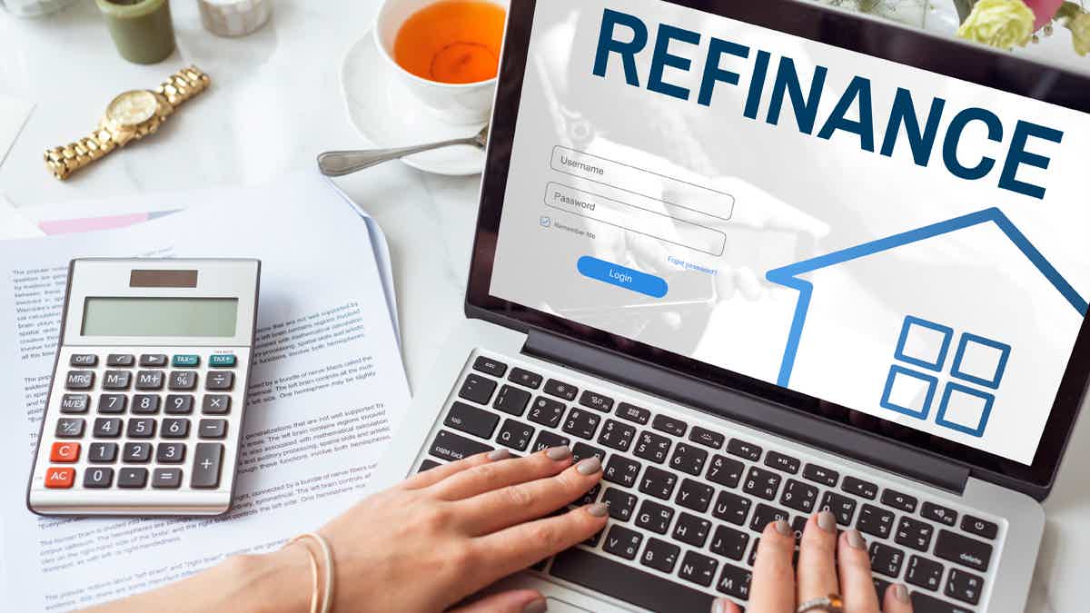 See if you should refinance your mortgage. Source: Freepik.