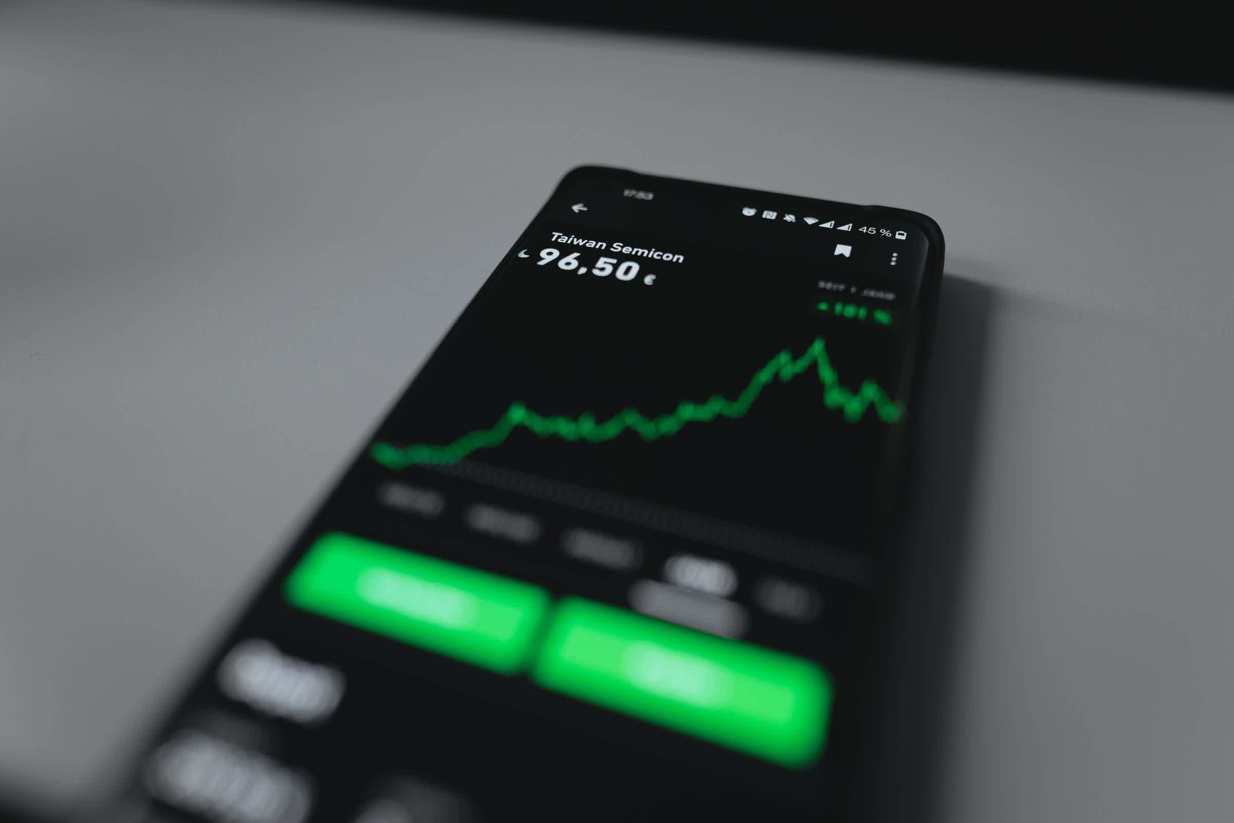 Find out which one of these online brokers is best: J.P. Morgan Self-Directed or Robinhood Investing! Source: Unsplash.