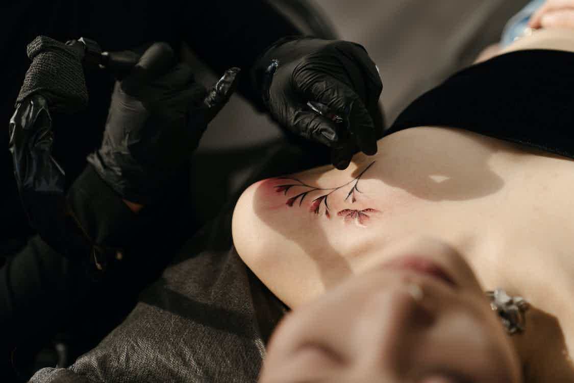 Mulher sendo tatuada