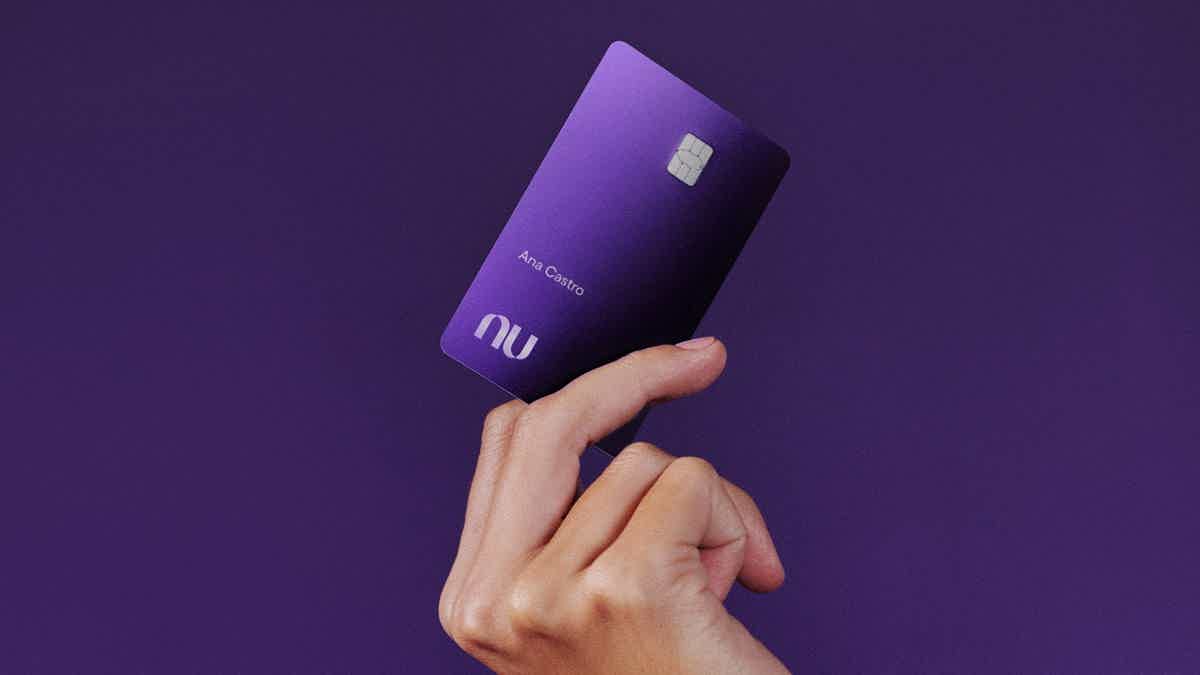 O Ultravioleta é um cartão de crédito premium com design exclusivo. Fonte: Nubank