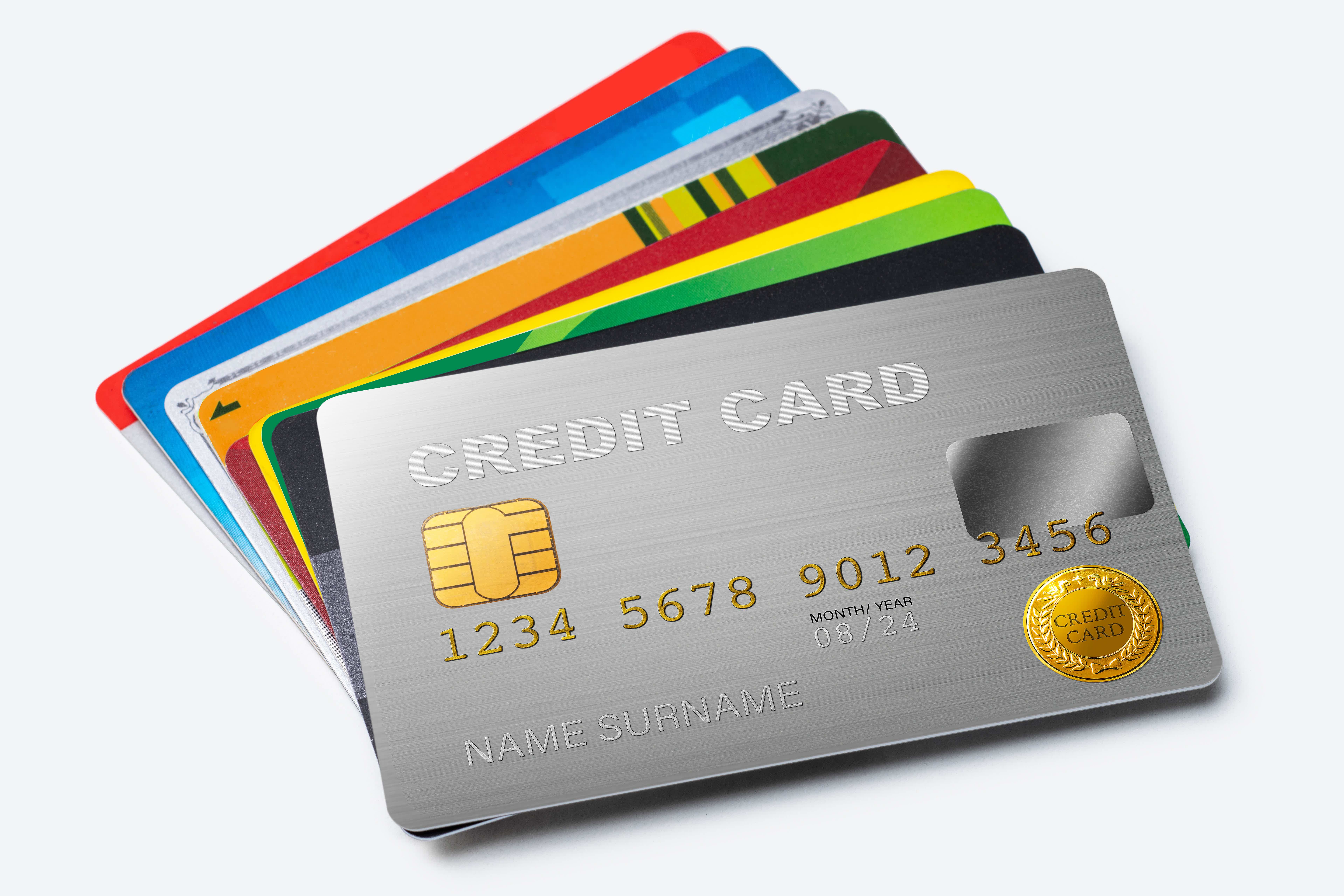 Vários cartões de créditos de cores diferentes em um funo branco