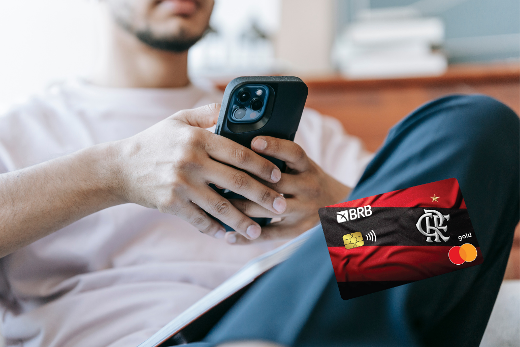 Ademais, veja como solicitar o seu cartão BRB Flamengo pelo app. Fonte: Canva / BRB.