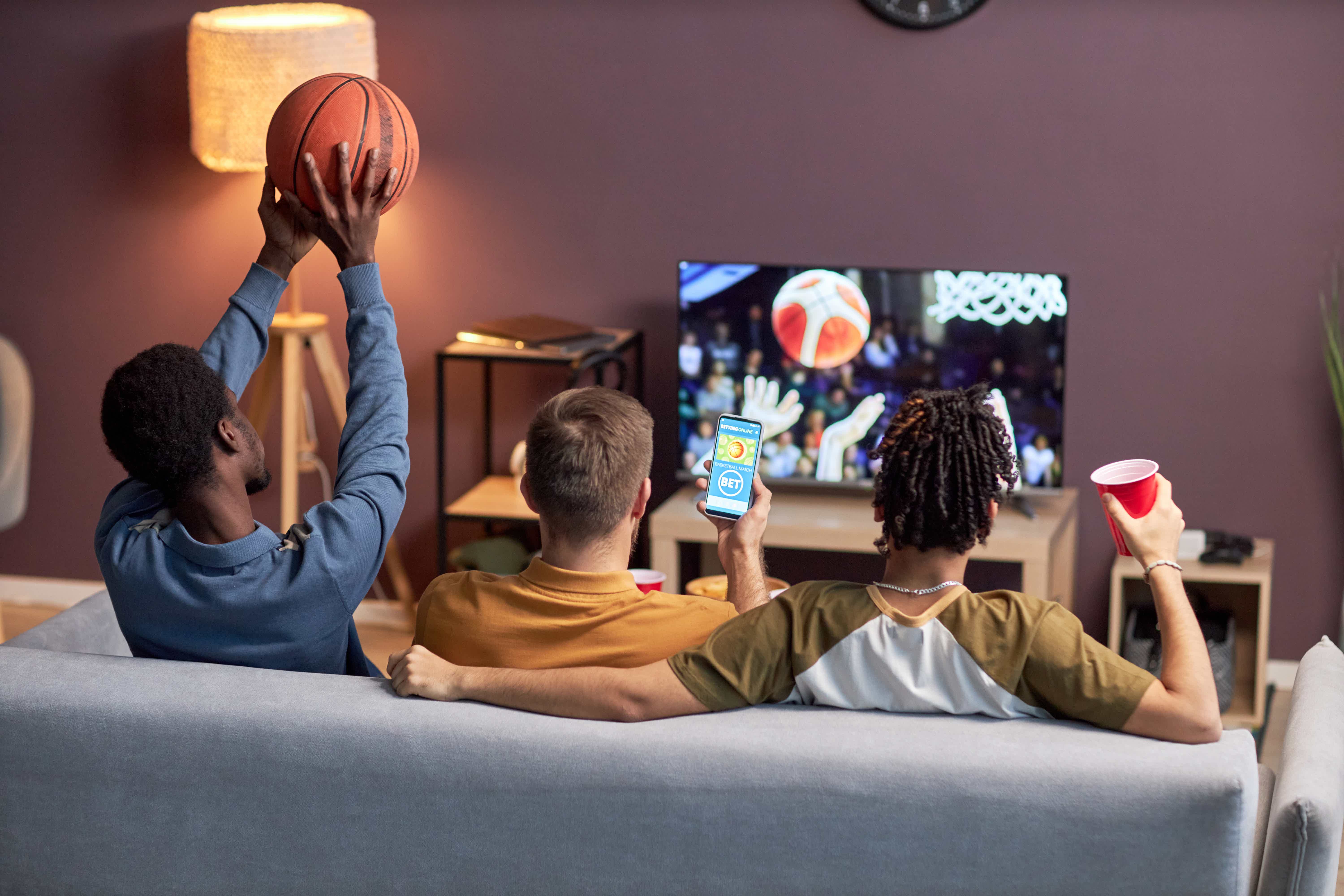Então, que tal assistir jogos de basquete no celular? Fonte: AdobeStock.