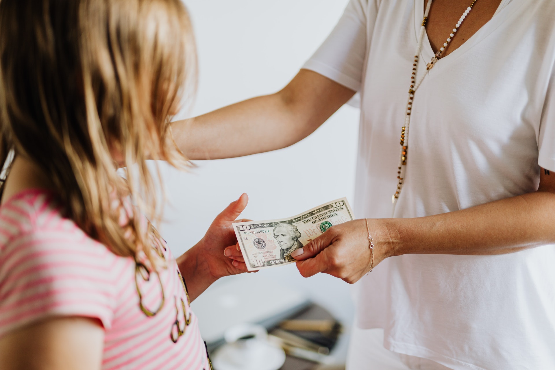Investir desde cedo ajuda a criança a aprender a lidar com dinheiro. Foto: Pexels / Karolina Grabowska