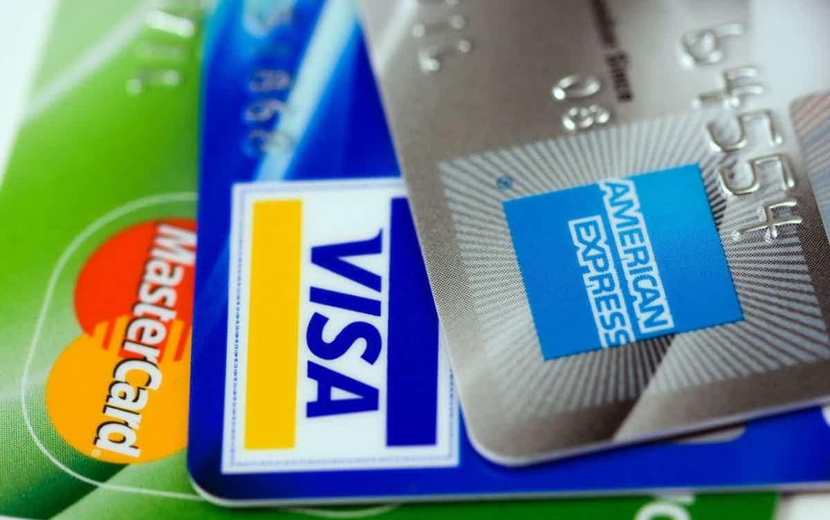 Decida entre cartões de crédito diferentes. Fonte: Pxhere.
