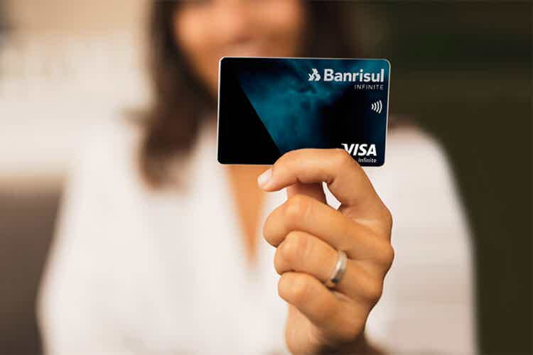 Quais as vantagens do Cartão de crédito Consignado Banco Banrisul? (Imagem: BxBlue)