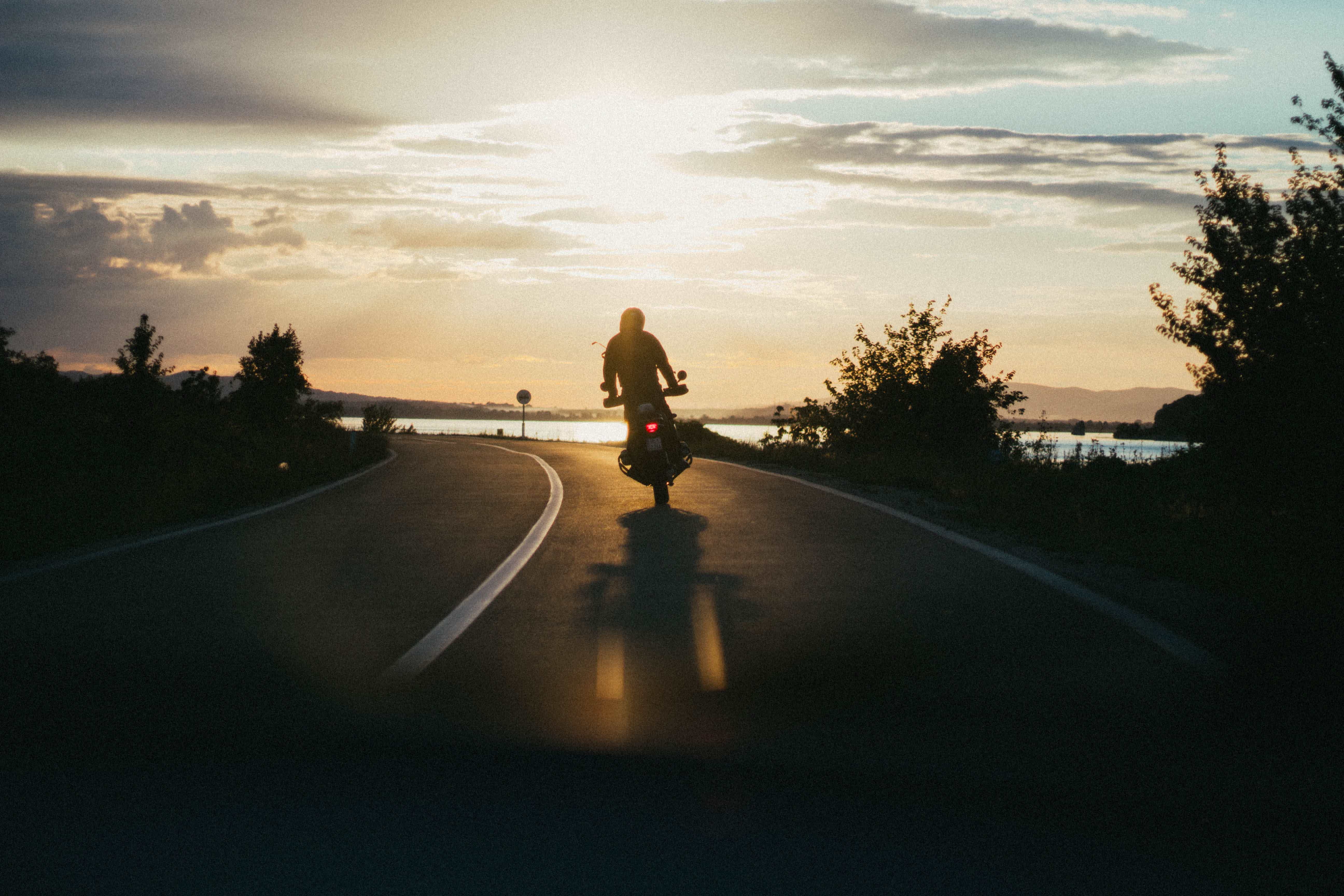 Então, escolha a moto que deseja para passear pela cidade e faça sua reserva. Fonte: Pexels.