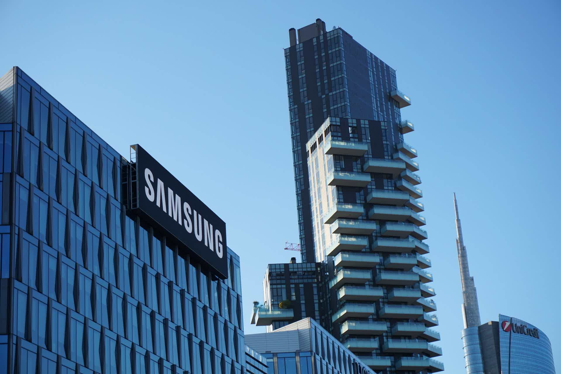 Alto de um prédio com o letreiro da Samsung e o céu no fundo