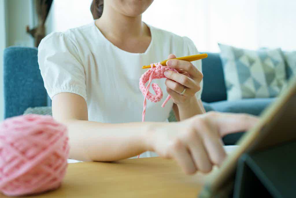 Entre no mundo do crochê e aprenda online. Fonte: Adobe Stock.