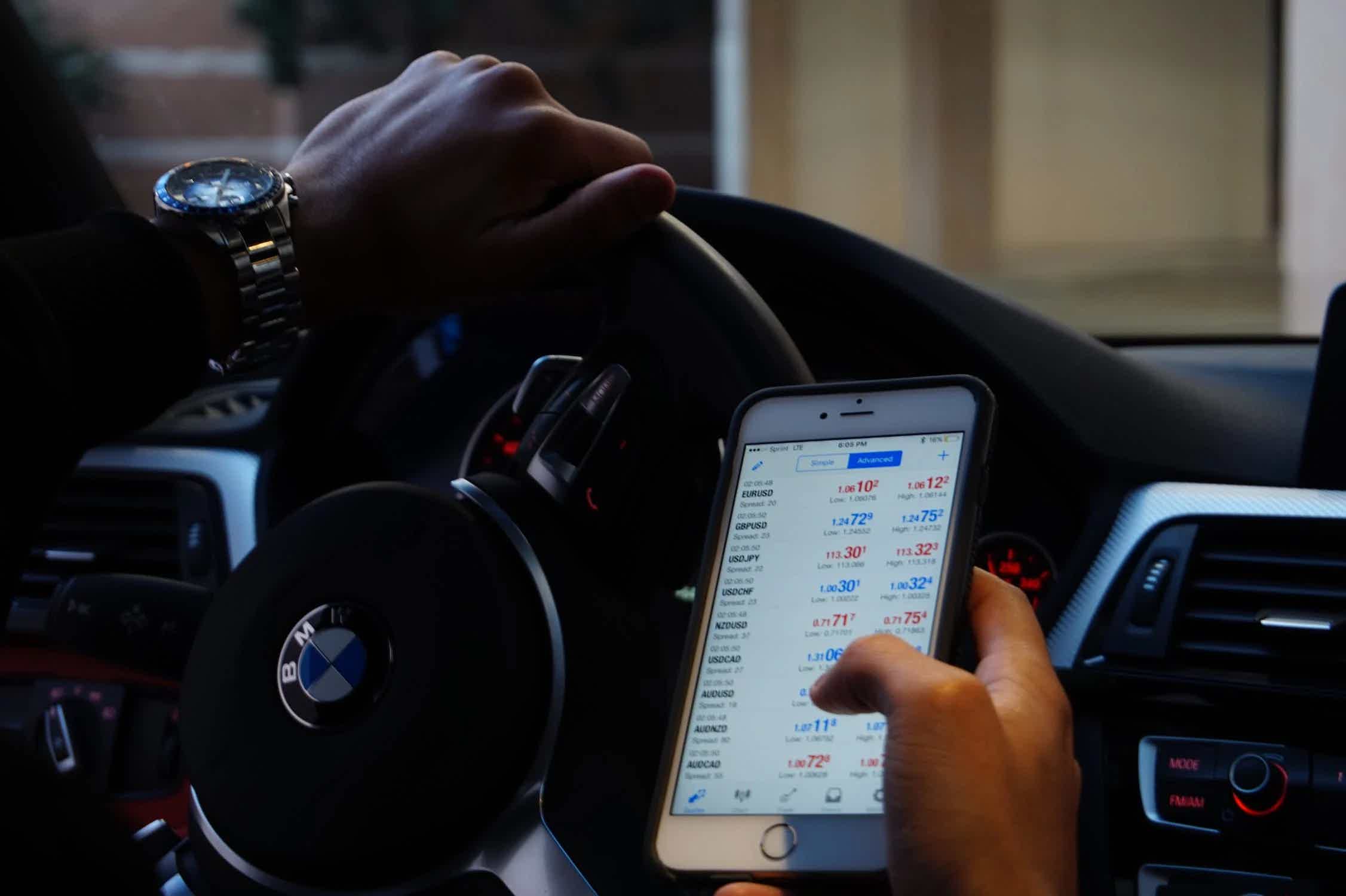 Então, conheça alguns apps para te ajudar a dirigir! Fonte: Pexels.