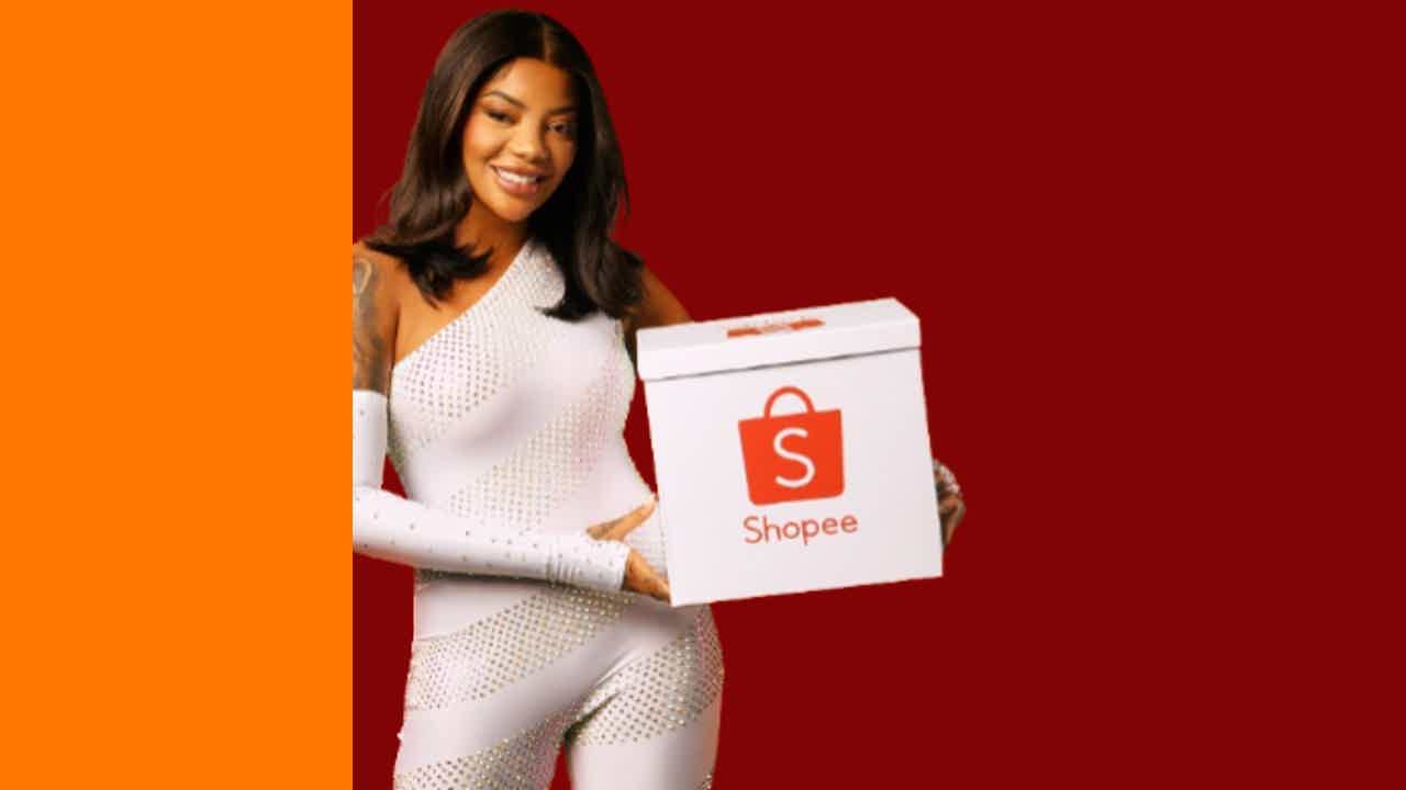 Modelo segurando caixa com logo Shopee