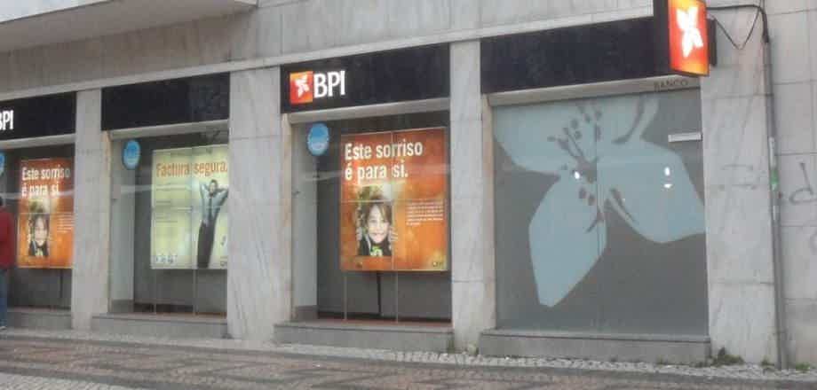 Você pode abrir seu cadastro em um balcão do BPI. Fonte: Bancos de Portugal.