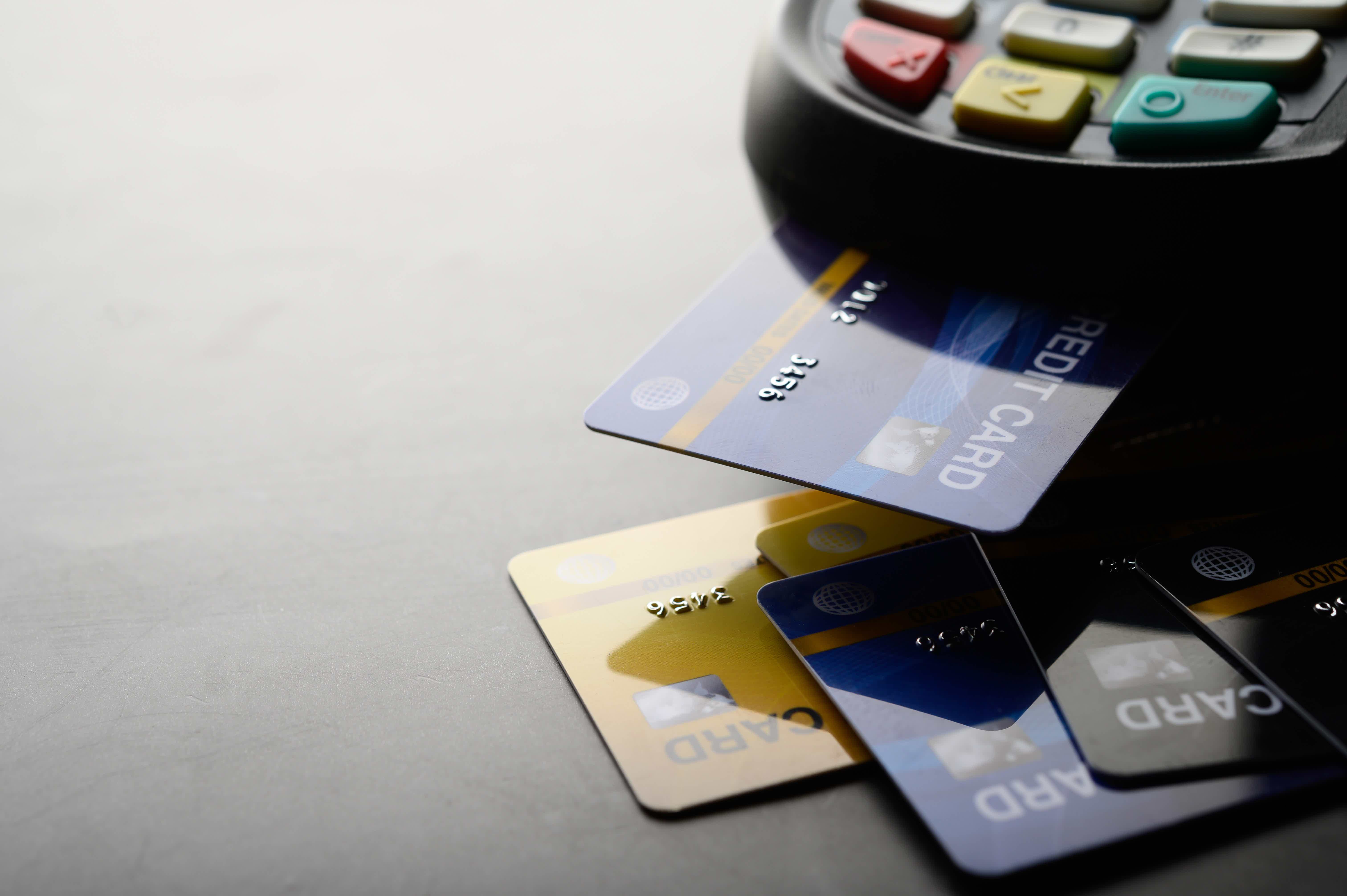 Afinal, existem muitos cartões de crédito disponíveis no mercado. Contudo, é preciso saber identificar os melhores. Fonte: Freepik.