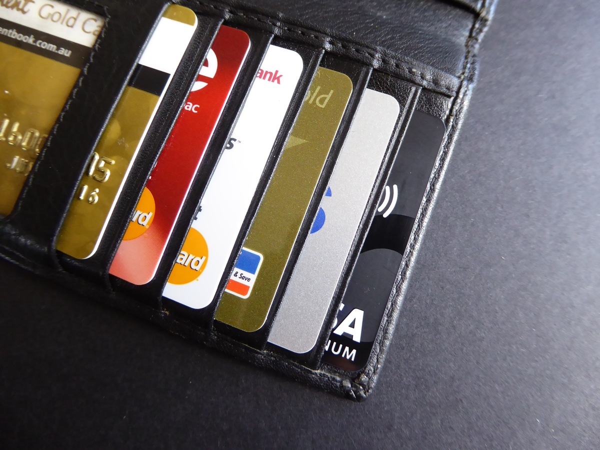 Vários cartões de crédito em uma carteira. Fonte: Pxhere