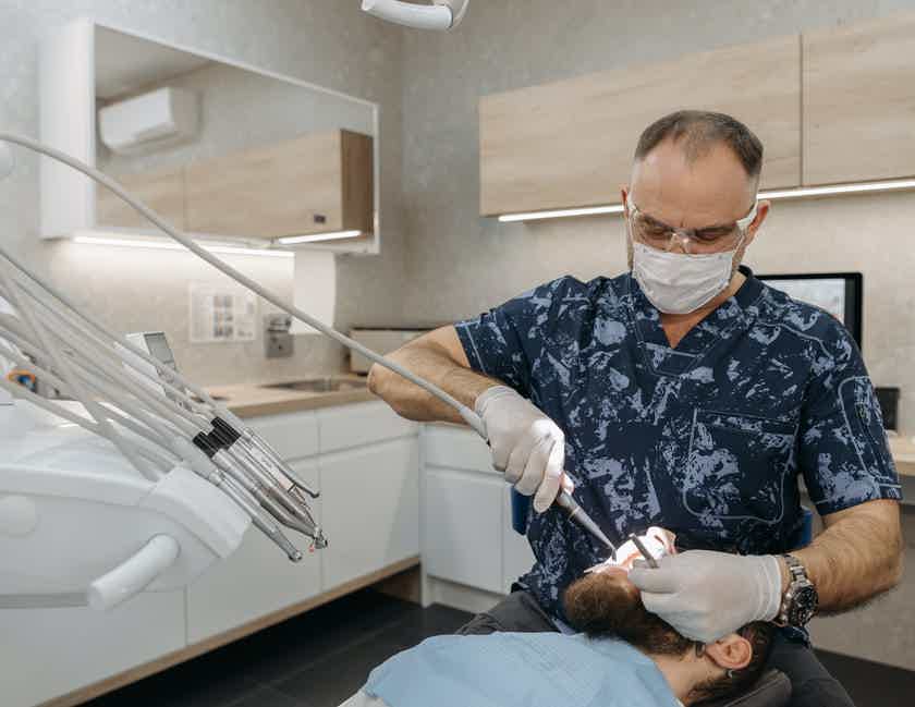 Ir ao dentista pode virar uma das condições para receber o Auxílio Brasil. Fonte: Pexels.