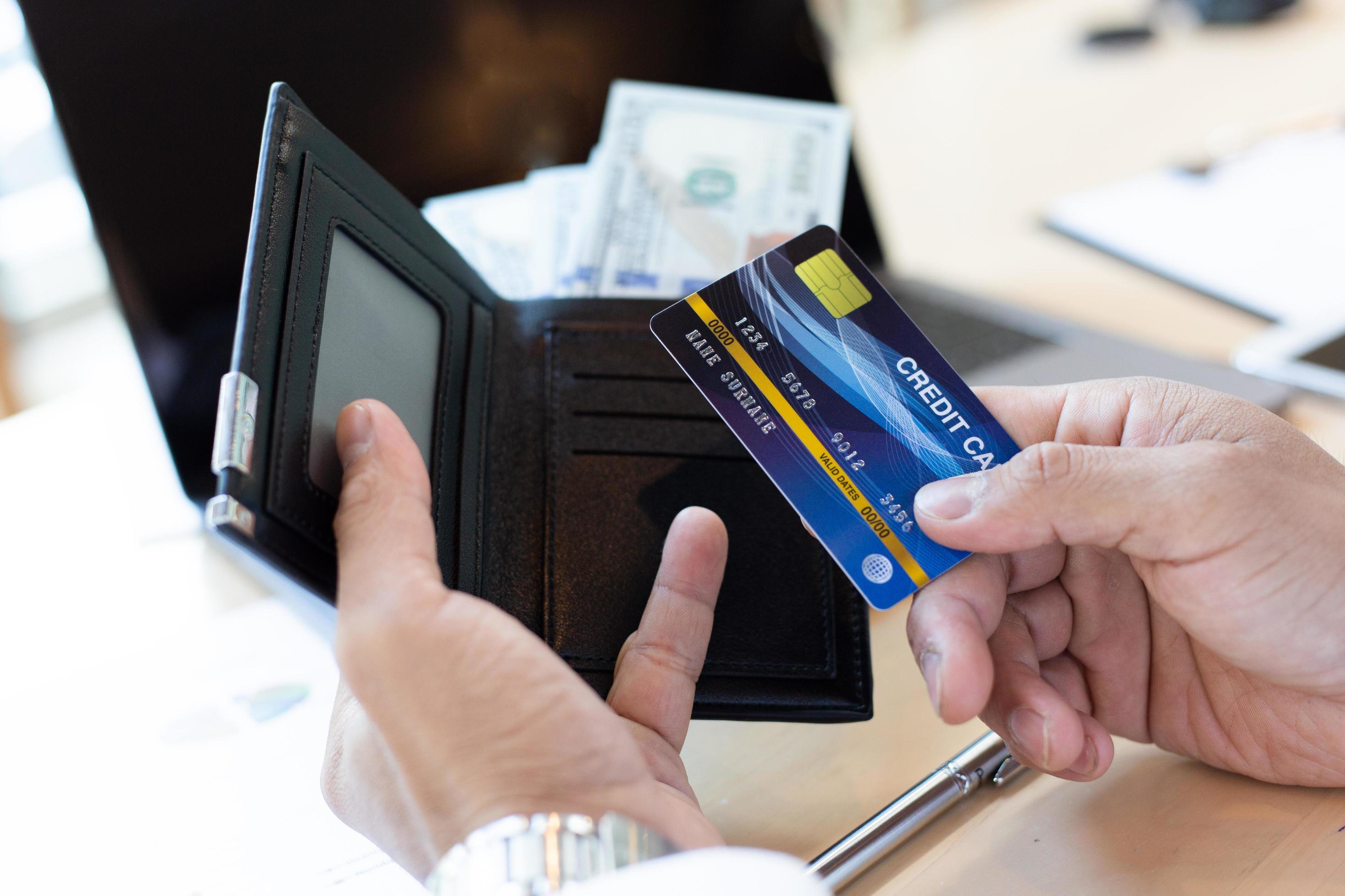 Devo parcelar a fatura do cartão de crédito? (Imagem: vecteezy)