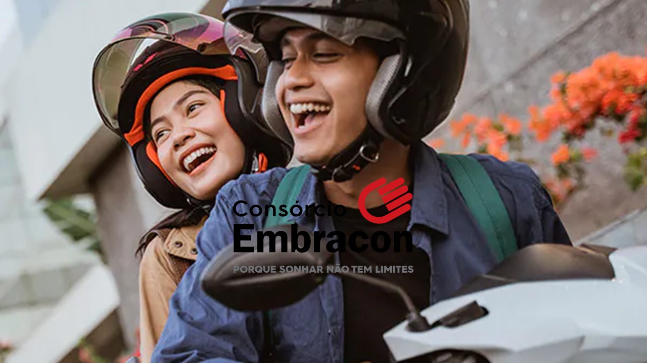 Homem dirigindo moto com mulher na garupa, ambos sorrindo