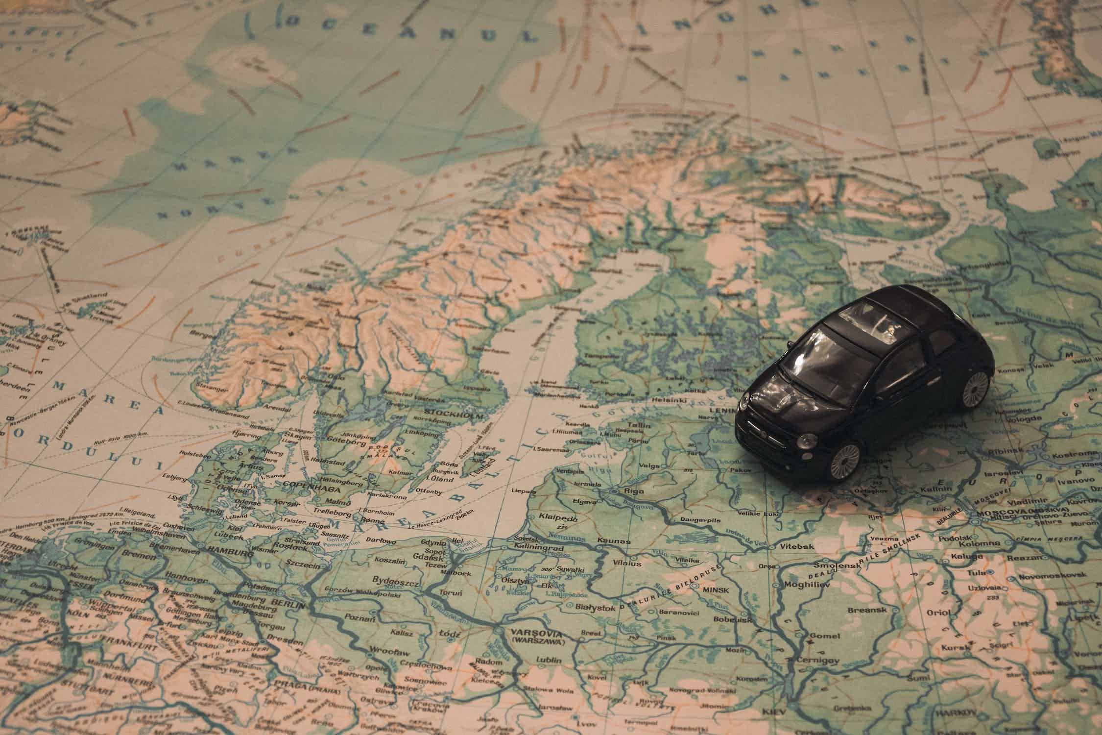 Carro miniatura sobre mapa