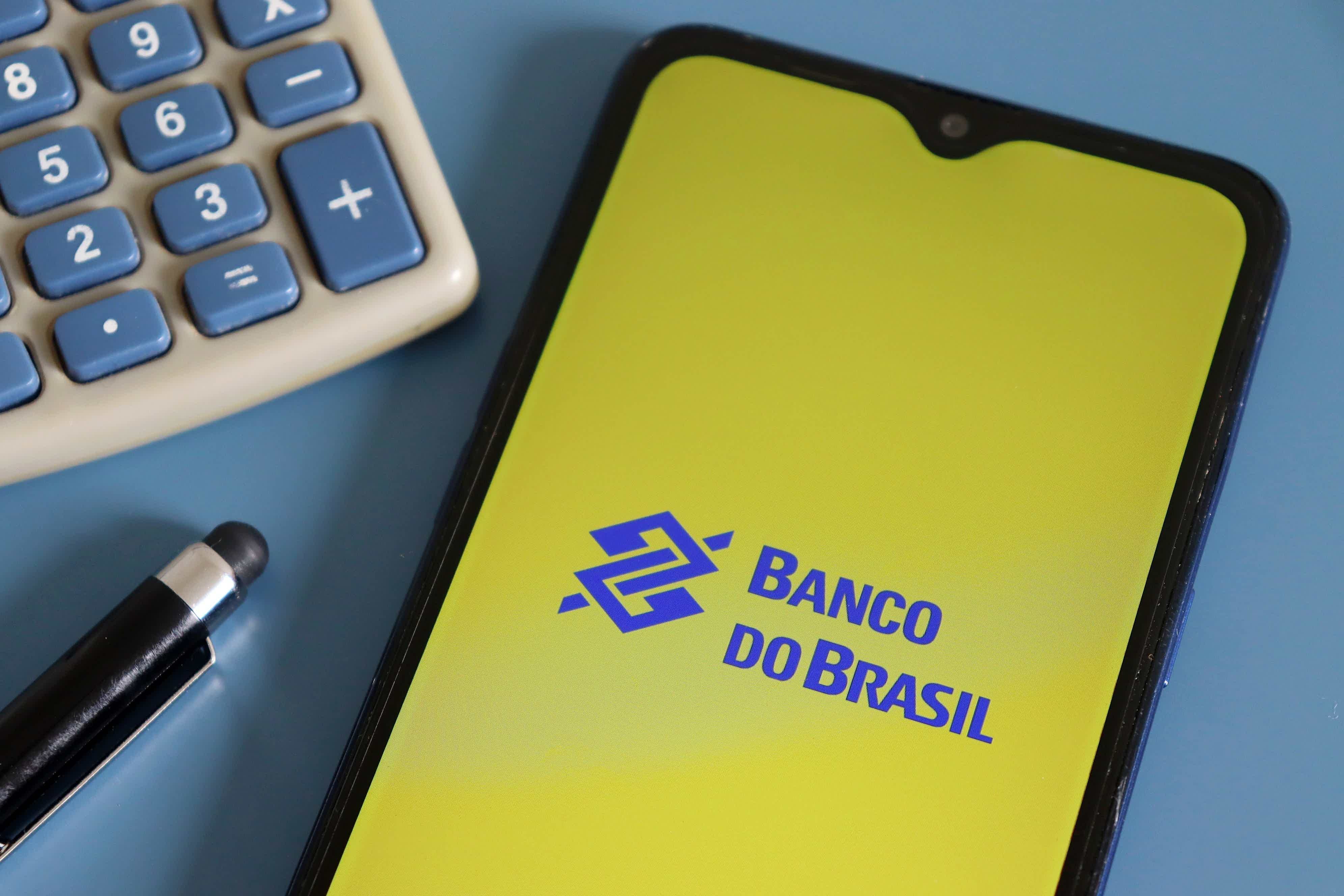 Tela de um celular mostransdo a logo do brasil com uma calculadora ao seu lado.