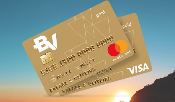 Imagem ilustrativa de um cartão de crédito BV Gold com bandeira Mastercard e um com bandeira Visa.