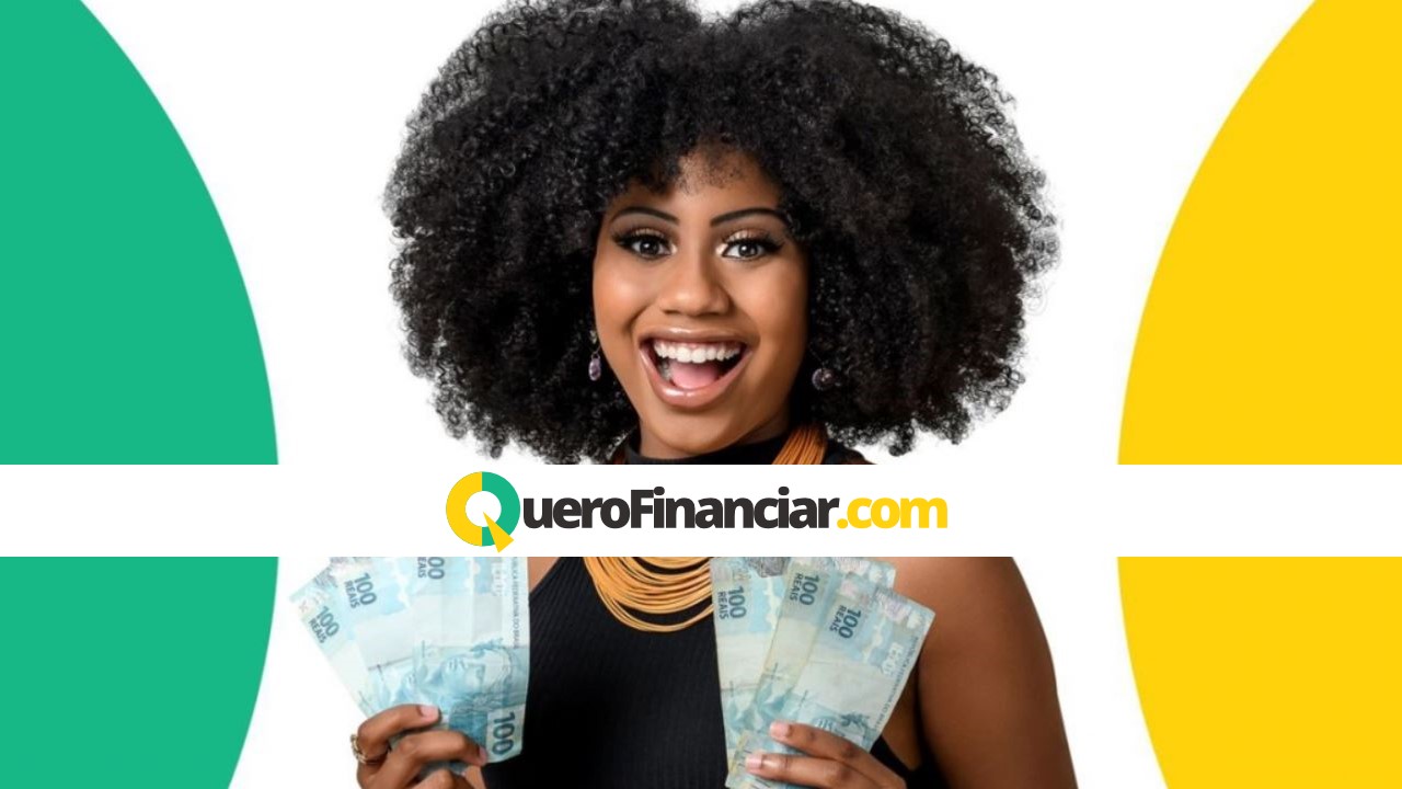Mulher sorrindo segurando notas de dinheiro