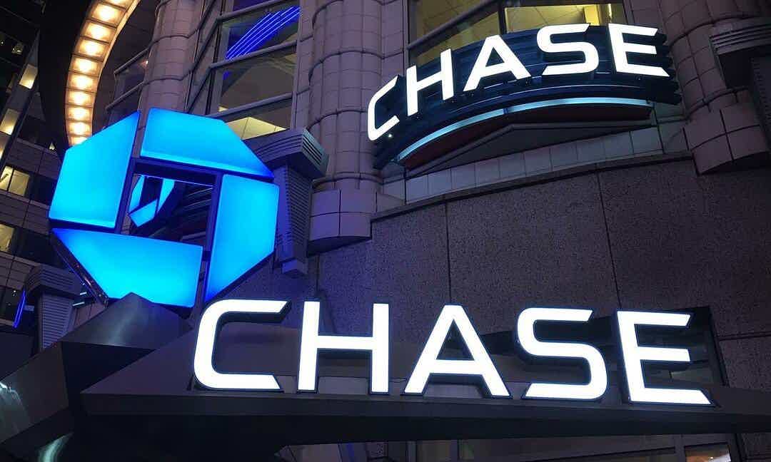 Logo Chase em fachada de prédio