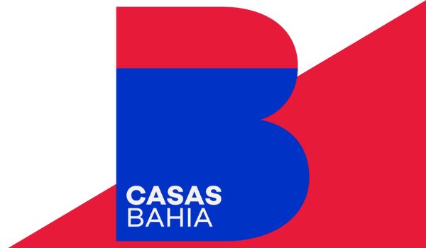 Logo das Casas Bahia, com a letra B grande ao centro nas cores vermelha e azul e com o nome da loja dentro da letra.