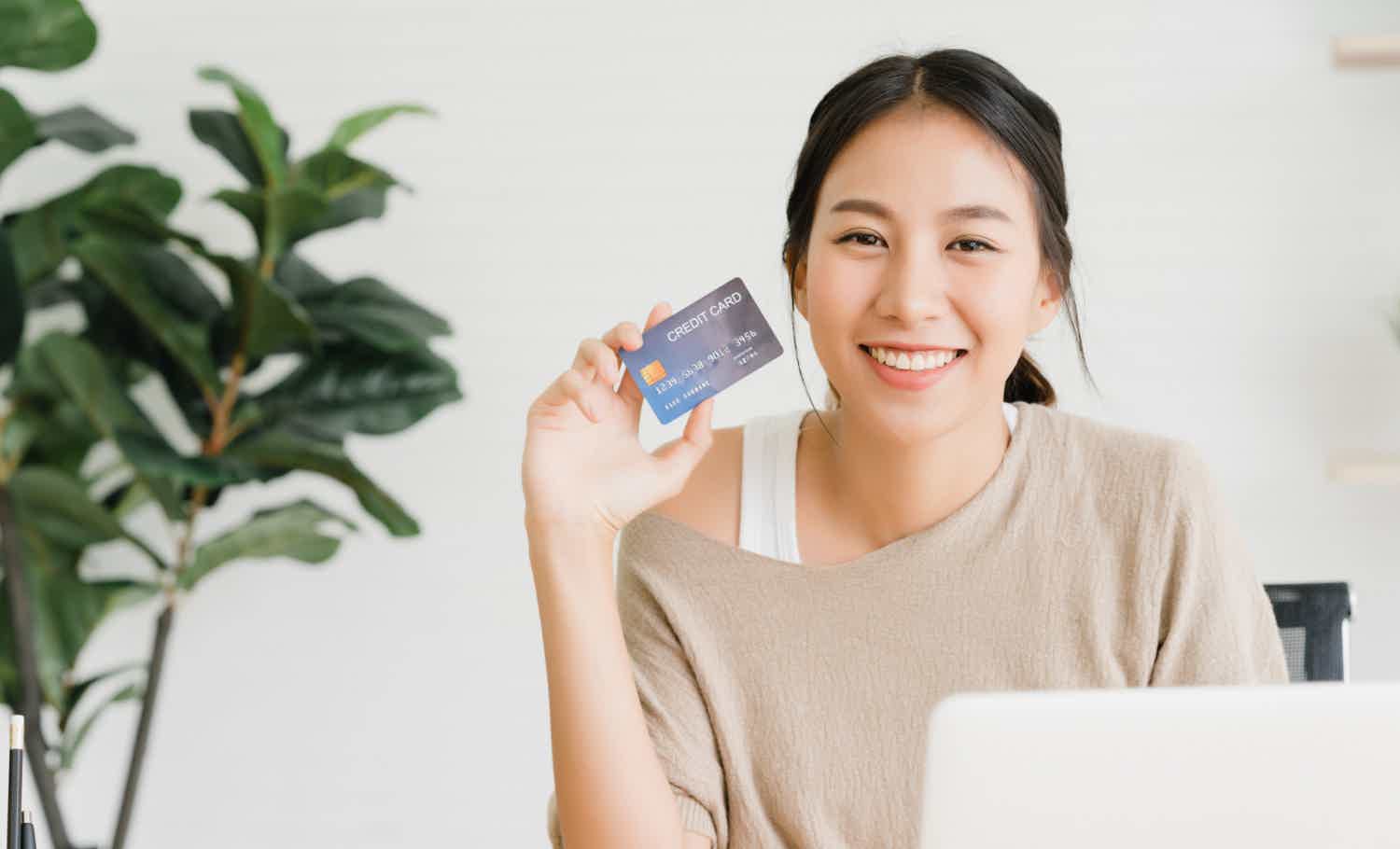 woman using credit card