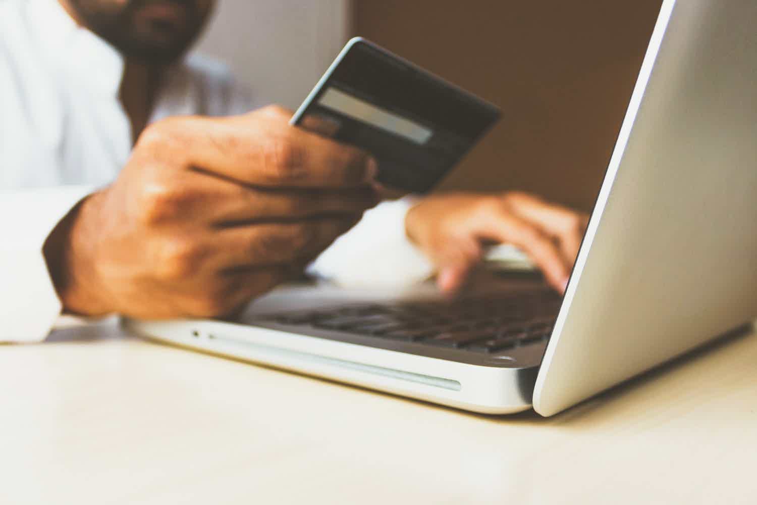 Então, quais as melhores opções de cartão de crédito online para negativado? Fonte: Unsplash.