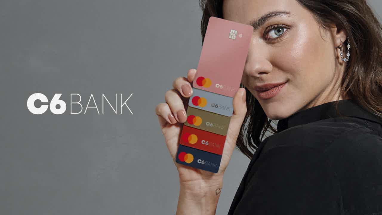 Cartões C6 Bank das cores: rosa, prata, champagne, vermelho e azul. Fonte: C6 Bank