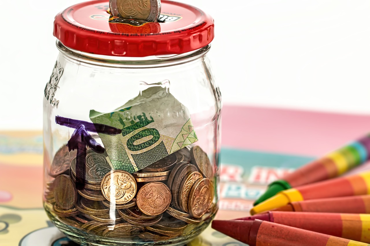 Aprender a poupar dinheiro é essencial para que você tenha um planejamento financeiro mensal. | Imagem: Pixabay