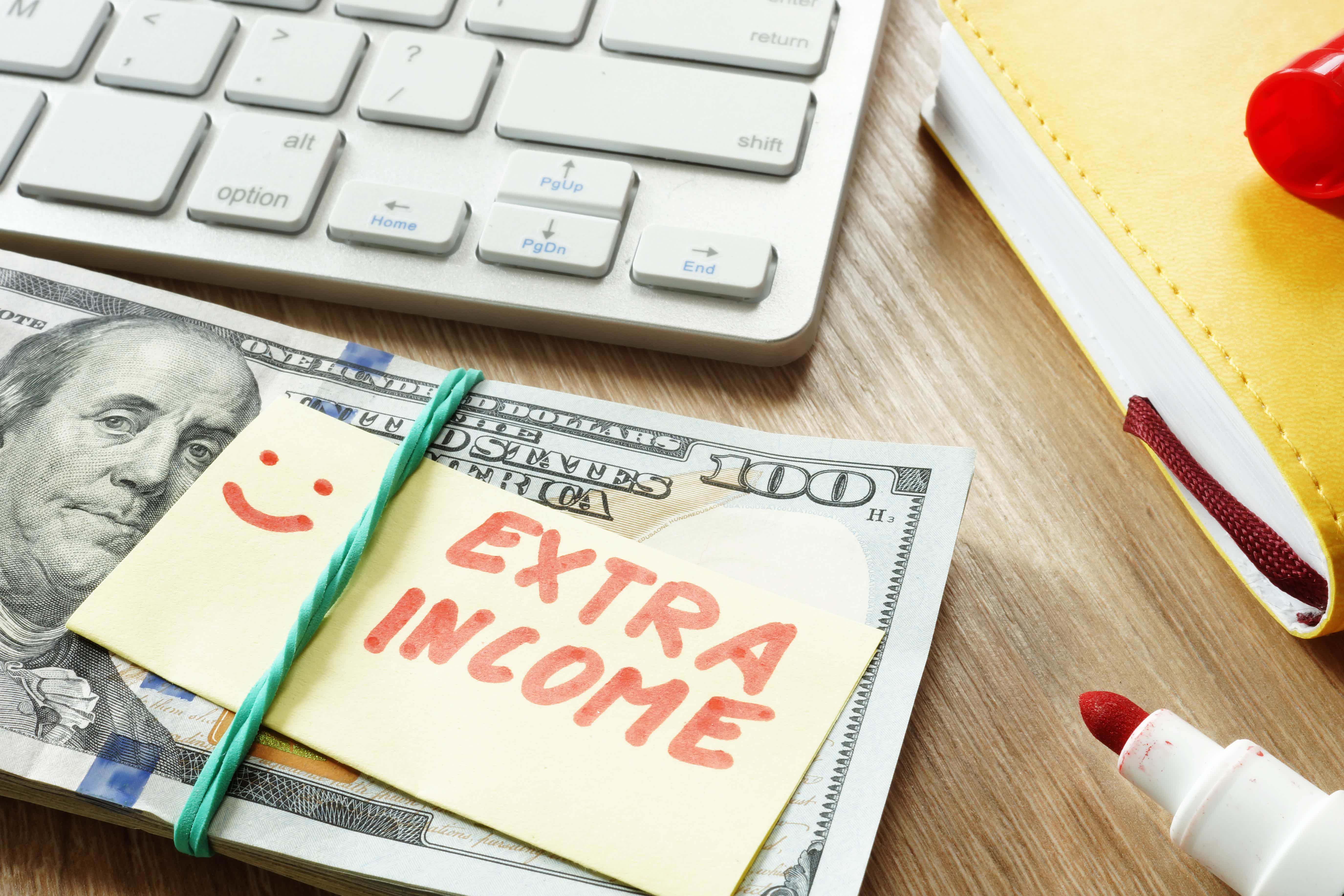 Conheça as melhores opções para fazer uma renda extra em 2022 e comece o ano lucrando. Fonte: Adobe Stock.