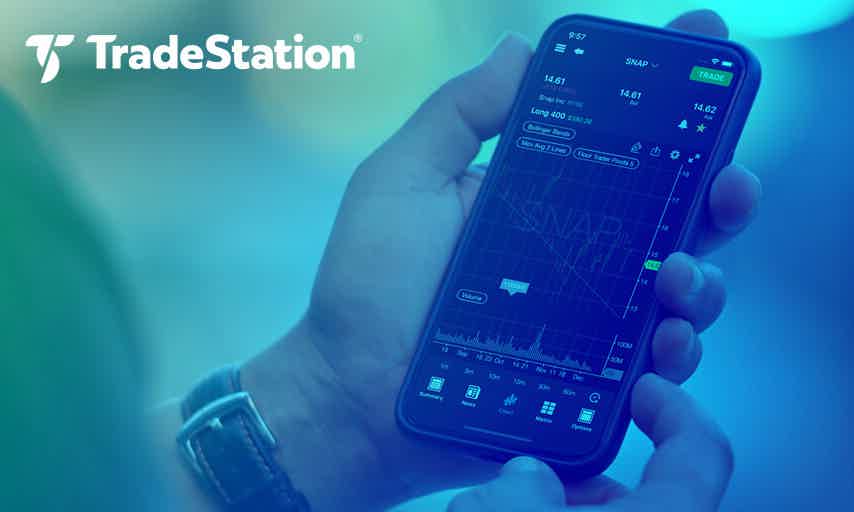 Logo TradeStation com fundo de pessoa com celular e app TradeStation