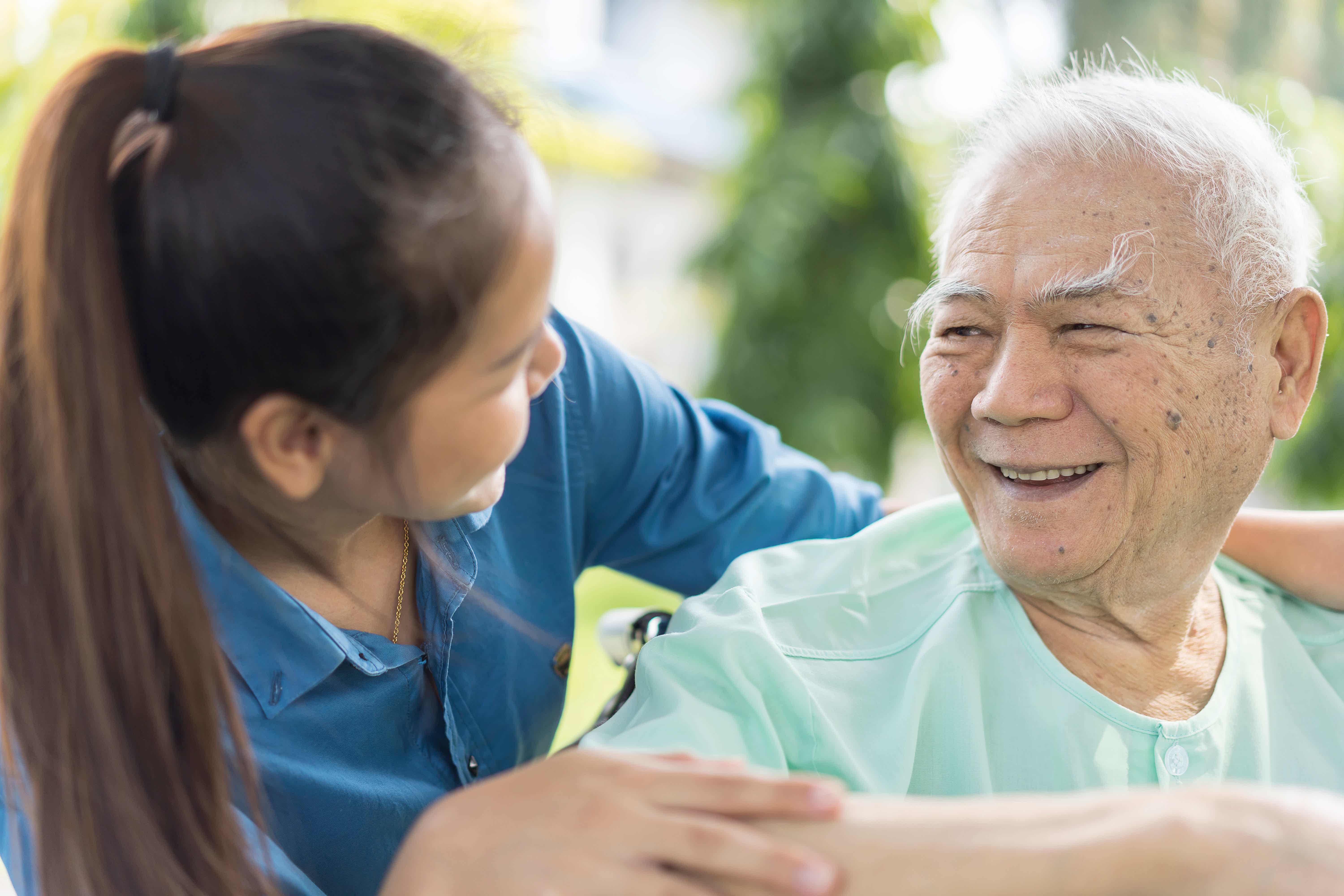 Agora, saiba mais sobre a profissão de cuidador de idoso abaixo! Fonte: Adobe Stock.