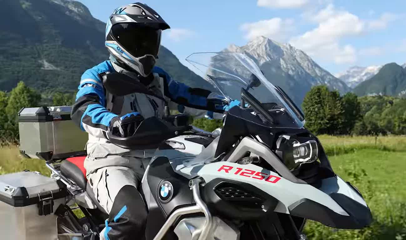 Motociclista pilotando moto BMW R 1250 GS Adventure
