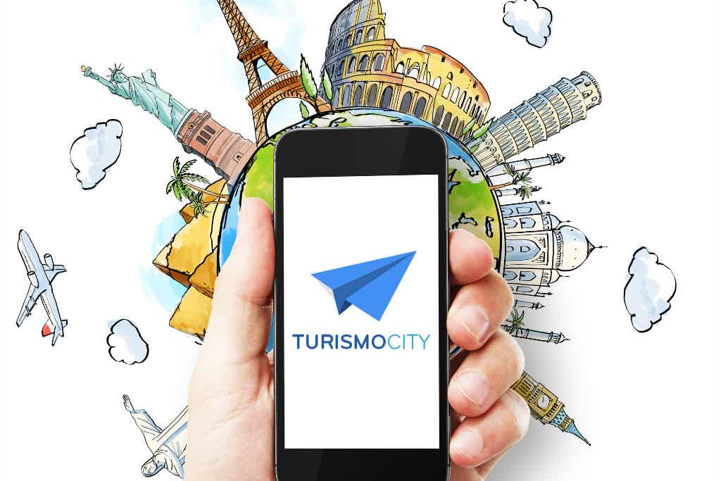 Veja as principais informações do app Turismocity e saiba como economizar nas suas viagens. Fonte: Canva + Turismocity