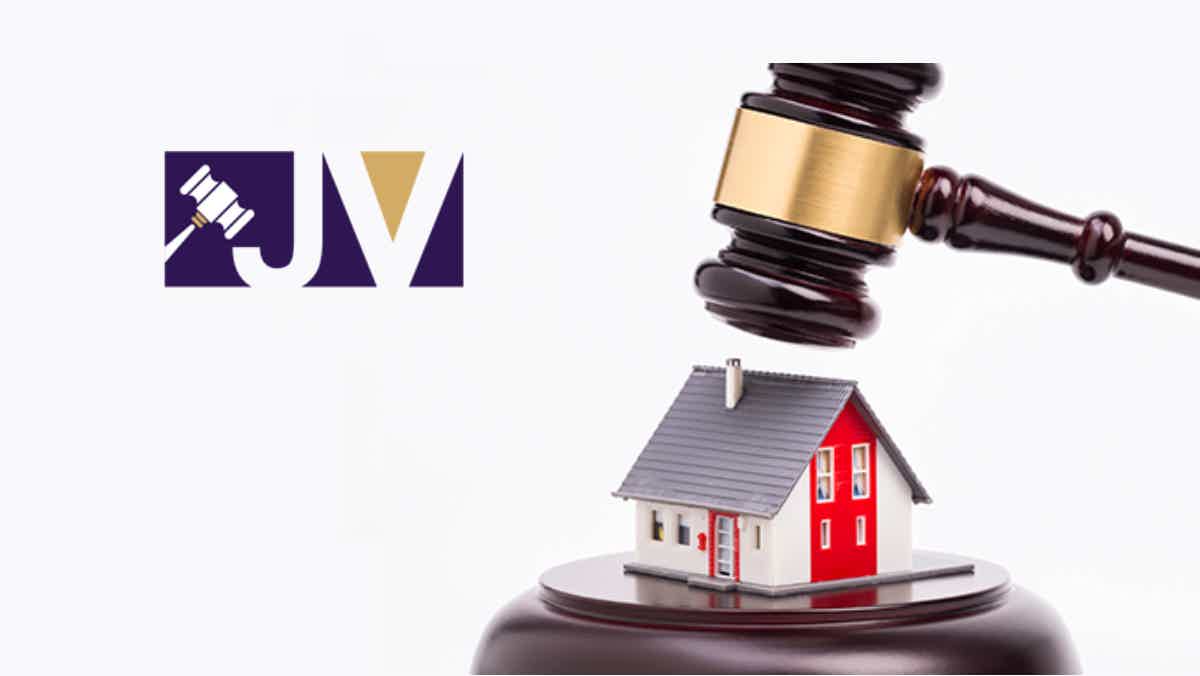 Logotipo JV Leilões com casinha em miniatura e martelo de leilão