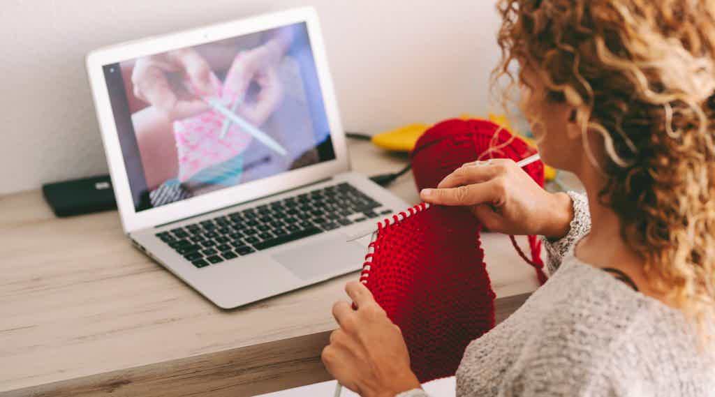 Descubra aqui se é possível ou não aprender crochê online. Fonte: Adobe Stock.