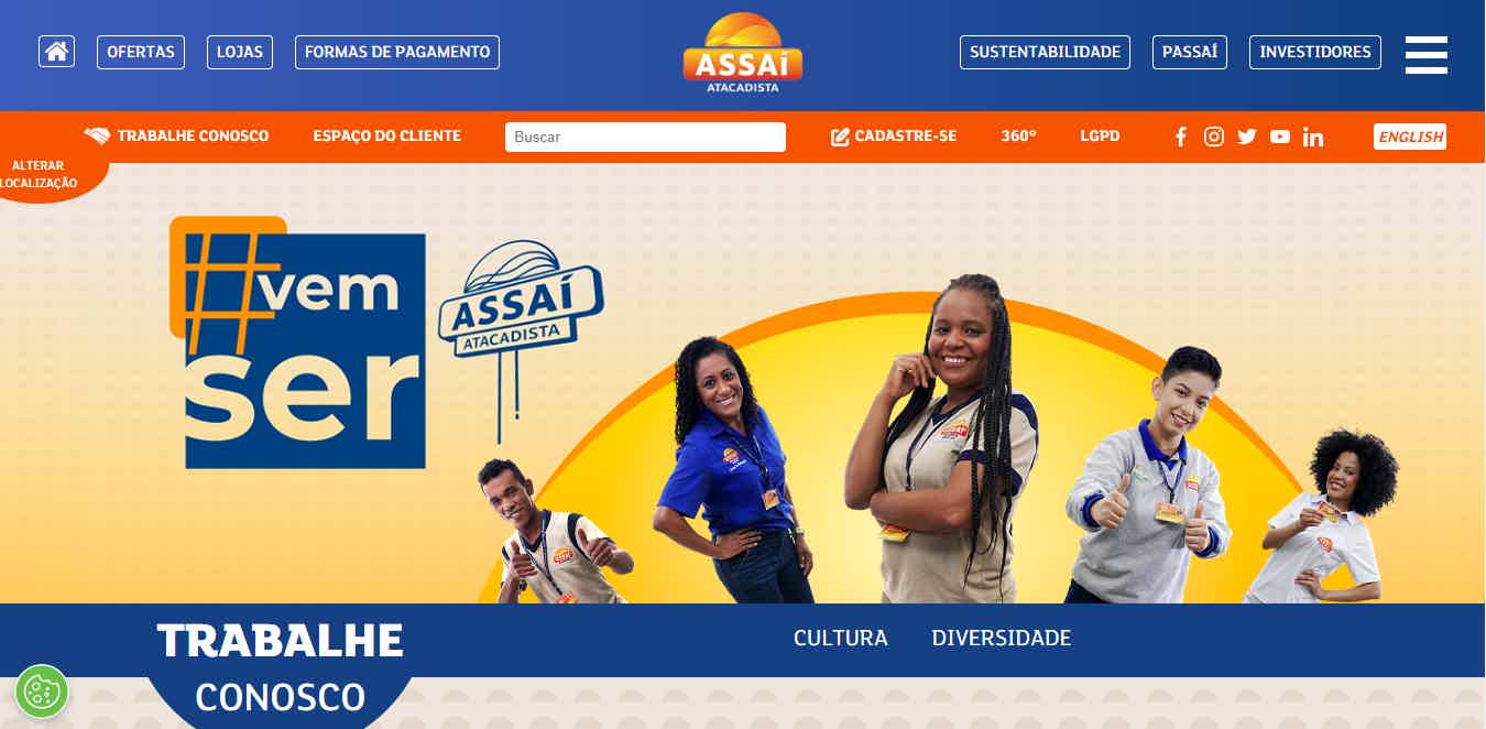 Página inicial do site Assaí Atacadista mostrando um banner com a imagens de diversos funcionários da rede