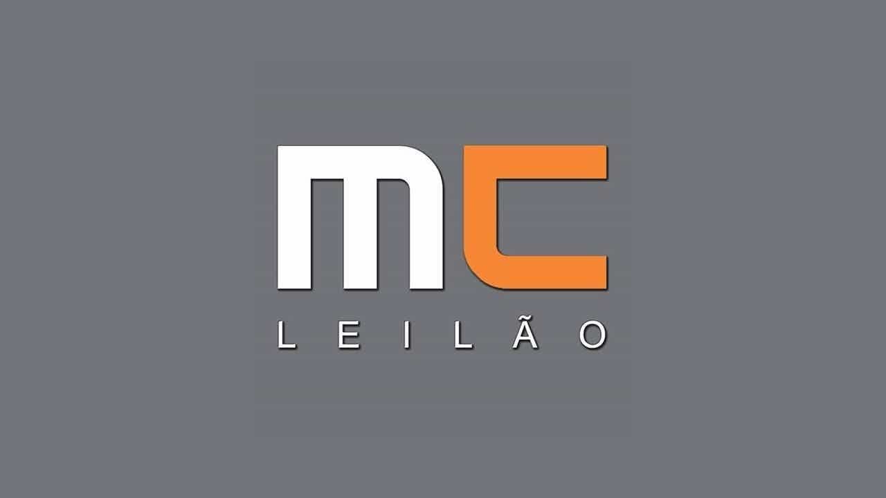 Logo MC Leilão com fundo cinza