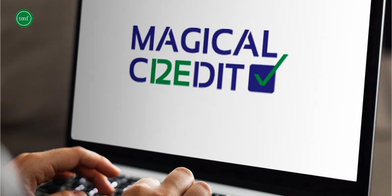 Pessoa usando computador com logo Magical Credit