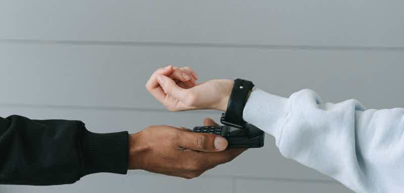 A maquininha do NuBank aceita pagamentos de relógios inteligentes. Fonte: Pexels.