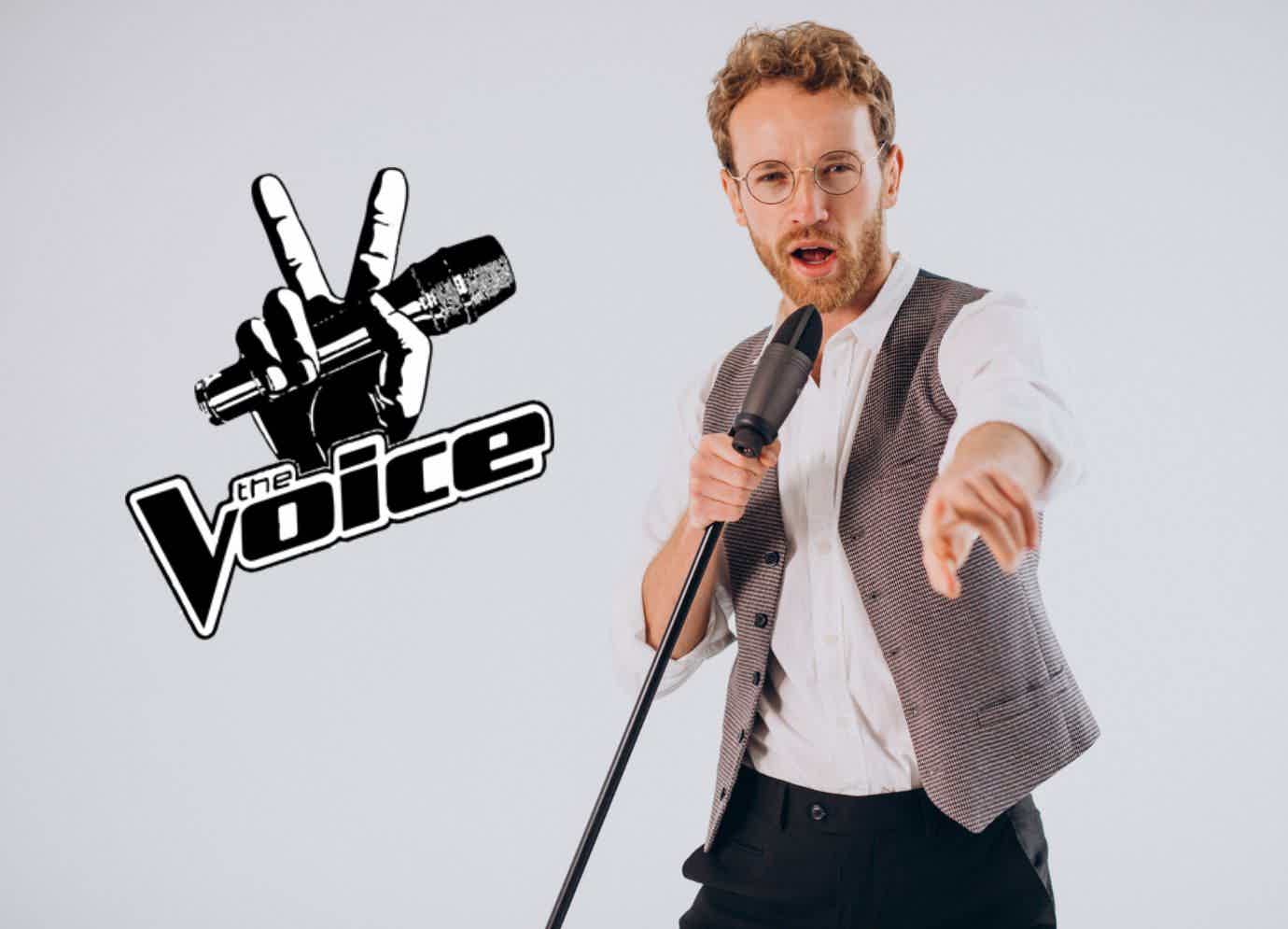 Homem cantando com fundo cinza e a logo do The Voice Brasil ao lado