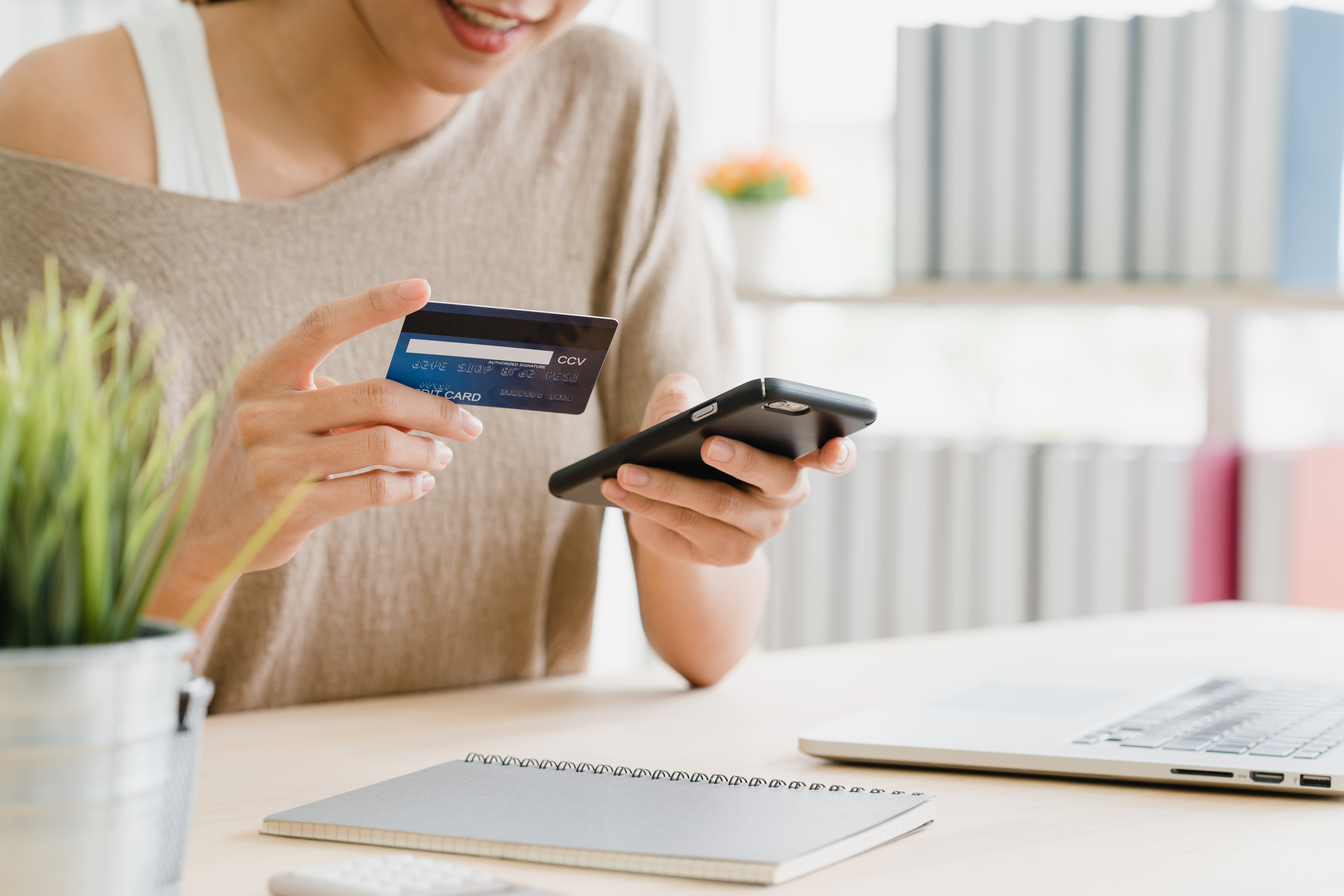 Agora, vem saber quais são as maneiras disponíveis para pedir o seu cartão de crédito Visa Classic. Fonte: Freepik.